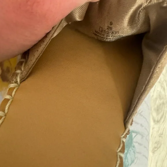 Old Navy Women's Tan Slide Sandals - Picture 5 of 5